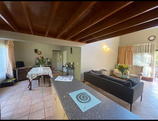 2 BEDROOM APARTMENT FOR SALE IN PINESLOPES